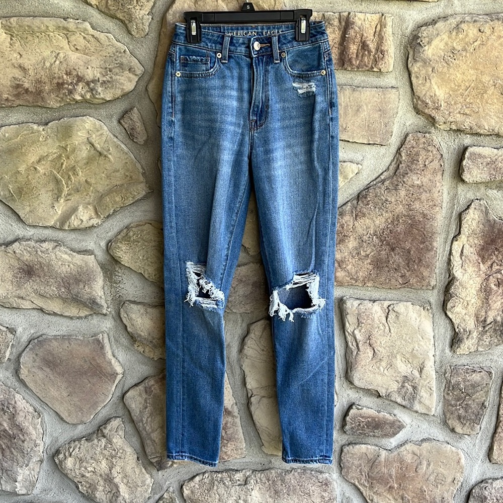 AMERICAN EAGLE | Distressed Mom Jeans